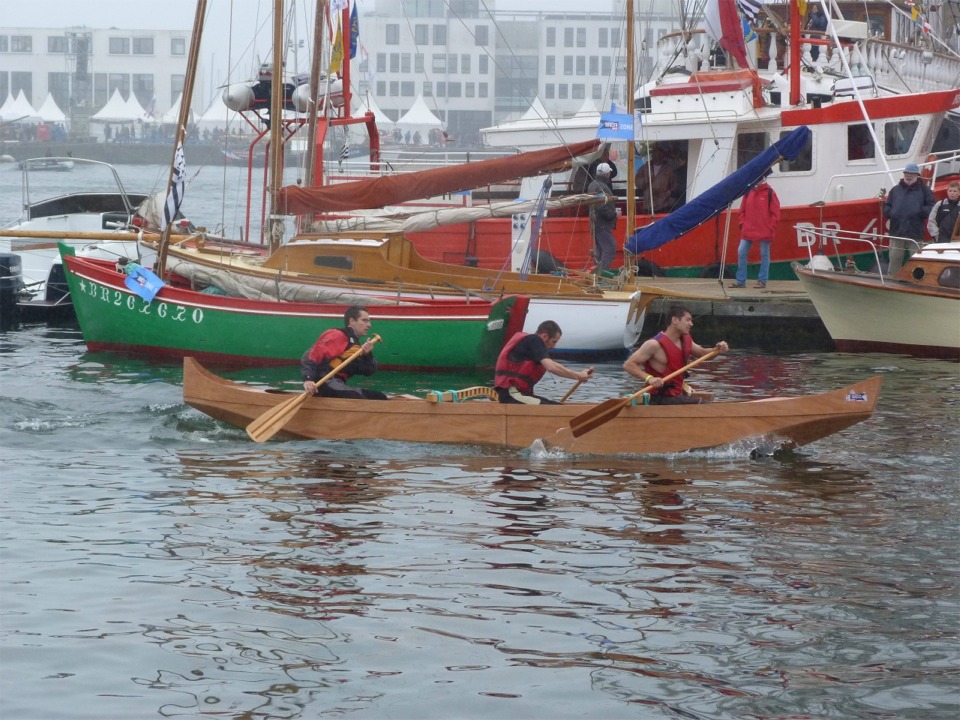 Essai de vitesse sur la pirogue. 
