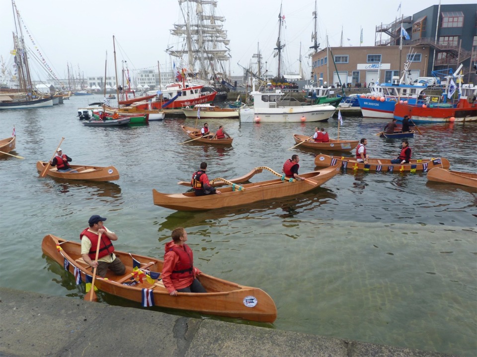 Il n'y a plus qu'à espérer que ce beau lancement collectif créera des vocations de constructeurs amateurs et tout petits bateaux en bois, c'est un tel plaisir ! 