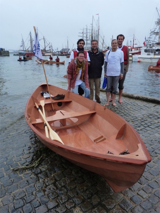 Photo de famille des constructeurs Arwen Marine. Il manque François, reparti parti faire découvir son Skerry à sa maman. 