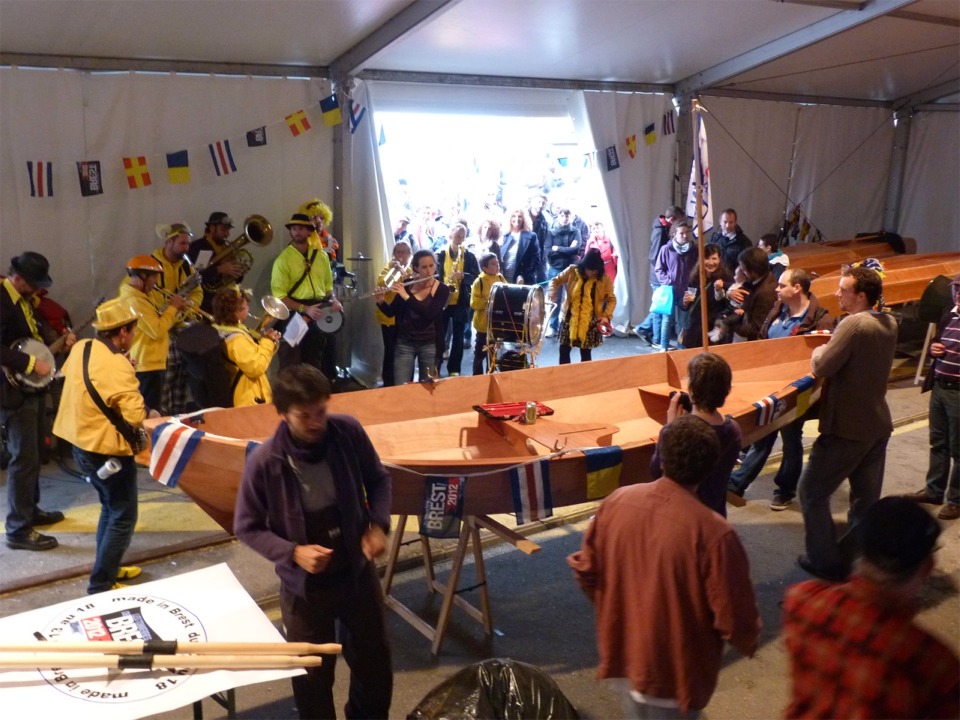 Retour sous le chapiteau pour cette dernière nuit des "Tonnerres de Brest". Nous partageons un peu de musique et le verre de l'amitié : ces six jours furent intenses ! 