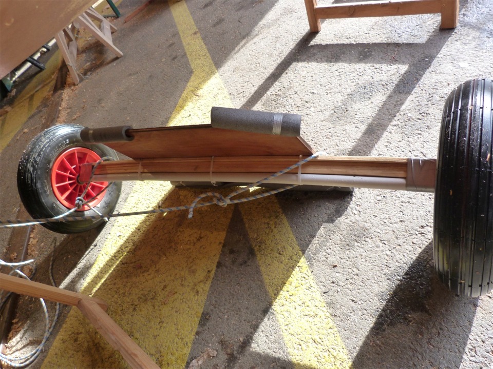 Gros plan sur le chariot que Didier a construit pour la mise à l'eau de son Skerry "Chasse-Marée". Notez que le porte essieu en lamellé-collé est cintré afin de surbaisser les roues et d'épouser la courbe du bordé lorsqu'il est rangé à bord. 