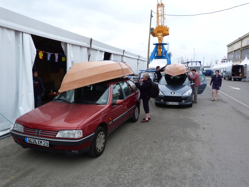 Jeudi matin : les deux Skerry sont chargés sur les voitures au même moment où toute la flotte des "Tonnerres" se met en route pour rallier Douarnenez pour "Temps Fête". 