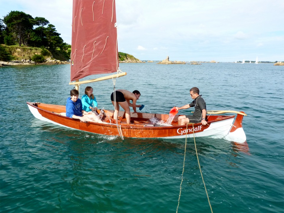 Alice, Susan, Lo&iuml;c et Matthieu (de gauche &agrave; droite) se pr&ecirc;tent de bonne gr&acirc;ce aux essais de flottabilit&eacute; et de redressement de mon Grand Skerry "Gandalf". 