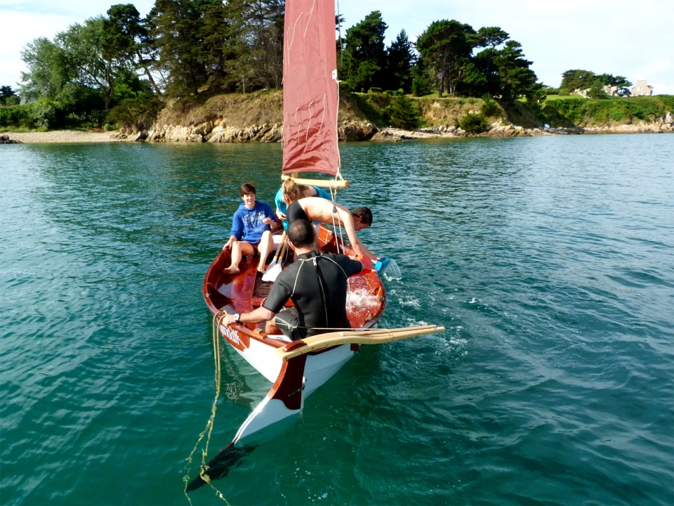 Nous commen&ccedil;ons par le test de flottabilit&eacute; : remplir le bateau d'autant d'eau qu'il peut en contenir pour voir s'il est capable de flotter avec tout l'&eacute;quipage &agrave; bord pendant au moins 5 minutes sans se retourner. Nous avons laiss&eacute; le ballast plein d'eau, bien s&ucirc;r. 