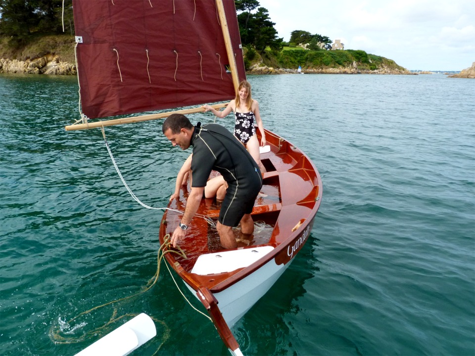 La stabilit&eacute; reste tr&egrave;s importante une fois la coque remplie d'eau. 