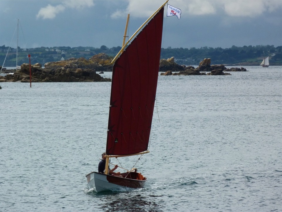 "Gandalf" lanc&eacute; au pr&egrave;s sur une eau bien plate avec un vent de force 2 &agrave; 3 dans les ris&eacute;es. La misaine est impeccable, assez plate, avec tr&egrave;s peu de d&eacute;vers. 