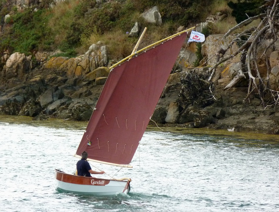 Un l&eacute;ger coup de g&icirc;te d&eacute;couvre le haut du bord&eacute; 1. 