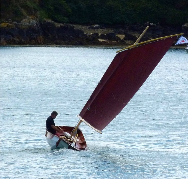 Encore un bon coup de g&icirc;te sous une ris&eacute;e, on voit que je choque l'&eacute;coute en m&ecirc;me temps que je loffe. Notez que ma vergue recycl&eacute;e est bien souple, ce qui applatit la voile et ouvre la chute, et donc all&egrave;ge d'autant la pression sur la voile. Ma nouvelle vergue en bois sera de section inf&eacute;rieure &agrave; l'ancienne ! 