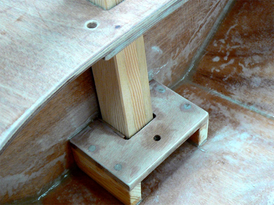 Vue du pied de m&acirc;t. Il n'y a qu'une vingtaine de centim&egrave;tres entre le pied de m&acirc;t et l'&eacute;tambrai. Les efforts de torsion et de cisaillement doivent &ecirc;tre assez int&eacute;ressants... Je suis content d'avoir mis 4 vis adultes &agrave; travers la sole pour tenir le pied de m&acirc;t... 