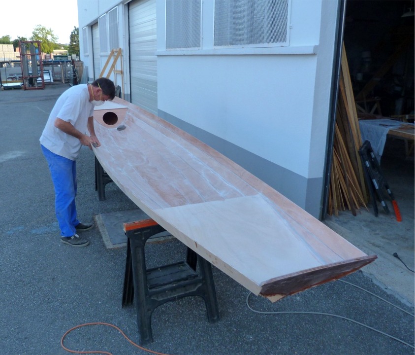 Jeudi matin, Jean proc&egrave;de &agrave; un pon&ccedil;age majeur de toute la surface int&eacute;rieure avant la suite des op&eacute;rations. 