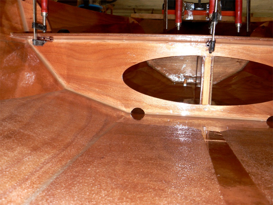 Sur cette image, le bateau est &agrave; l'envers et la photo est retourn&eacute;e. On voit bien l'antid&eacute;rapant sur la sole et les galbords.