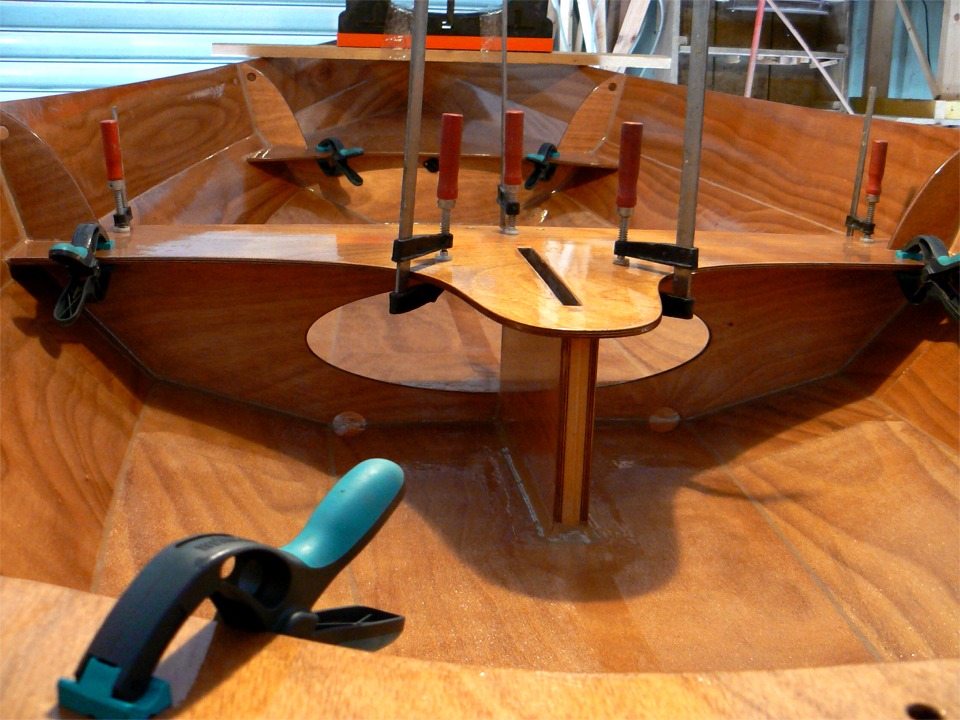 Encore une image prise sous le bateau : je travaille en dessous pour coller sous le bord des si&egrave;ges les fixations et filoirs des tendeurs (ceux qui se demandent de quoi il s'agit devront attendre que ce soit fini !) 