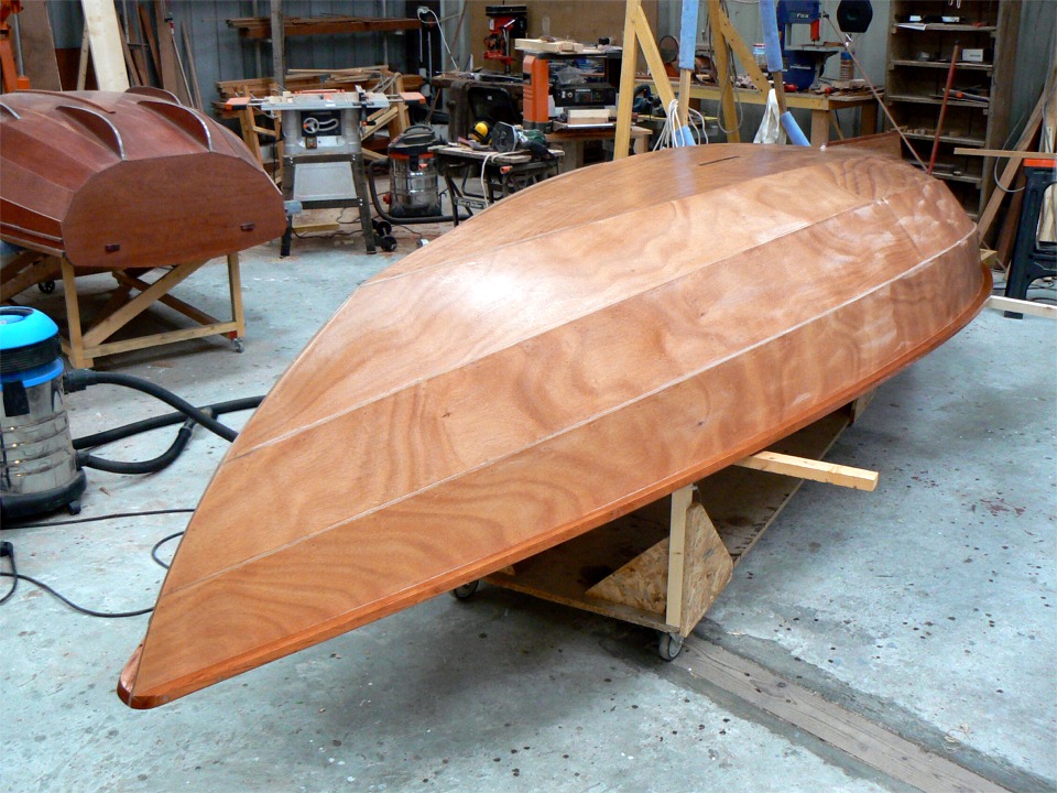 Dernière vue du Skerry "dans son bois". Après un ultime ponçagedes trois couches d'époxy que la coque a déjà reçues, je viens de passer l'aspirateur, puis un coup de chiffon à l'alcool à brûler, et enfin un autre coup de chiffon au diluant N°9 International. On m'appelle la fée du logis ! 