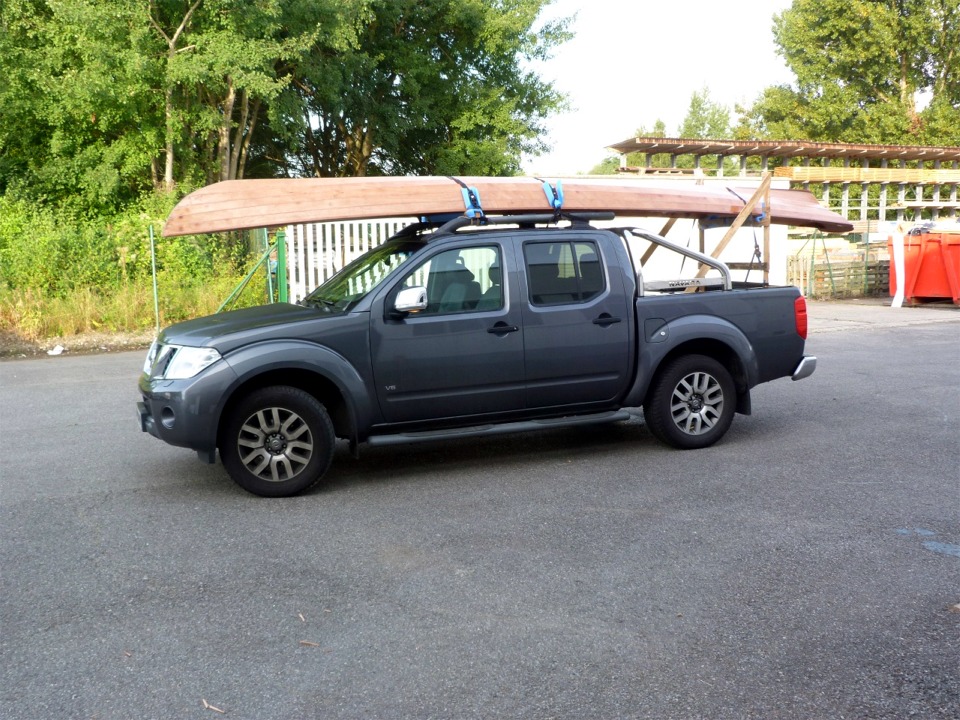 Ce samedi matin, voici l' Annapolis Wherry Tandem charg&eacute; sur le pickup de Jean qui l'emporte vers son port d'attache &agrave; Brest. Nous avons bricol&eacute; un portique arri&egrave;re &agrave; l'aide d'une vieille pallette afin de bloquer l'arri&egrave;re de la coque. Construction termin&eacute;e en 5 jours, mission accomplie ! 