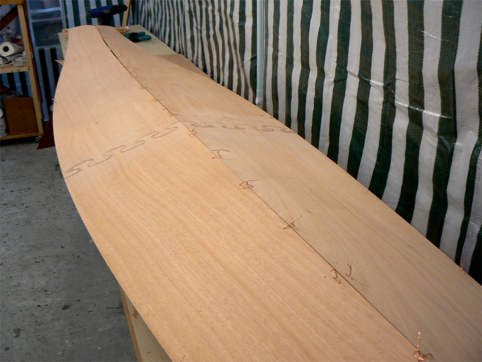 Le "livre" est ouvert &agrave; l'envers, les quatre couples temporaires qui servent de structure int&eacute;rieure de montage sont sutur&eacute;s dedans. 