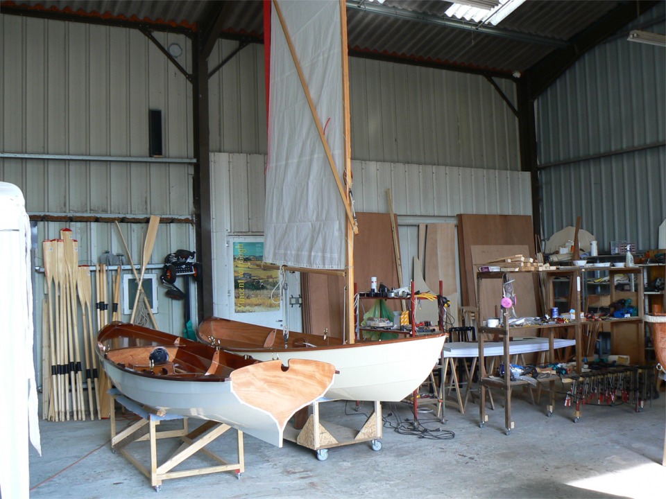 On peut distinguer la diff&eacute;rence de teinte de la peinture : "off-white" (blanc cass&eacute;) pour la Yole de Chester, &agrave; gauche, et "cream" (cr&egrave;me, ben tiens !) pour le Skerry. Je la trouvais un peu trop jaune, mais je commence &agrave; m'y faire, et j'aime bien. 