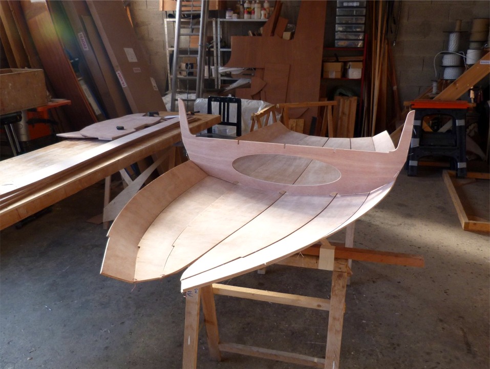 J'ai ensuite cousu la membrure centrale, qui est le principal &eacute;l&eacute;ment de structure transversale du Youyou. Notez la d&eacute;coupe de l'avant des bord&eacute;s, qui supprime la n&eacute;cessit&eacute; de d&eacute;couper des r&acirc;blures sur l'&eacute;trave. 