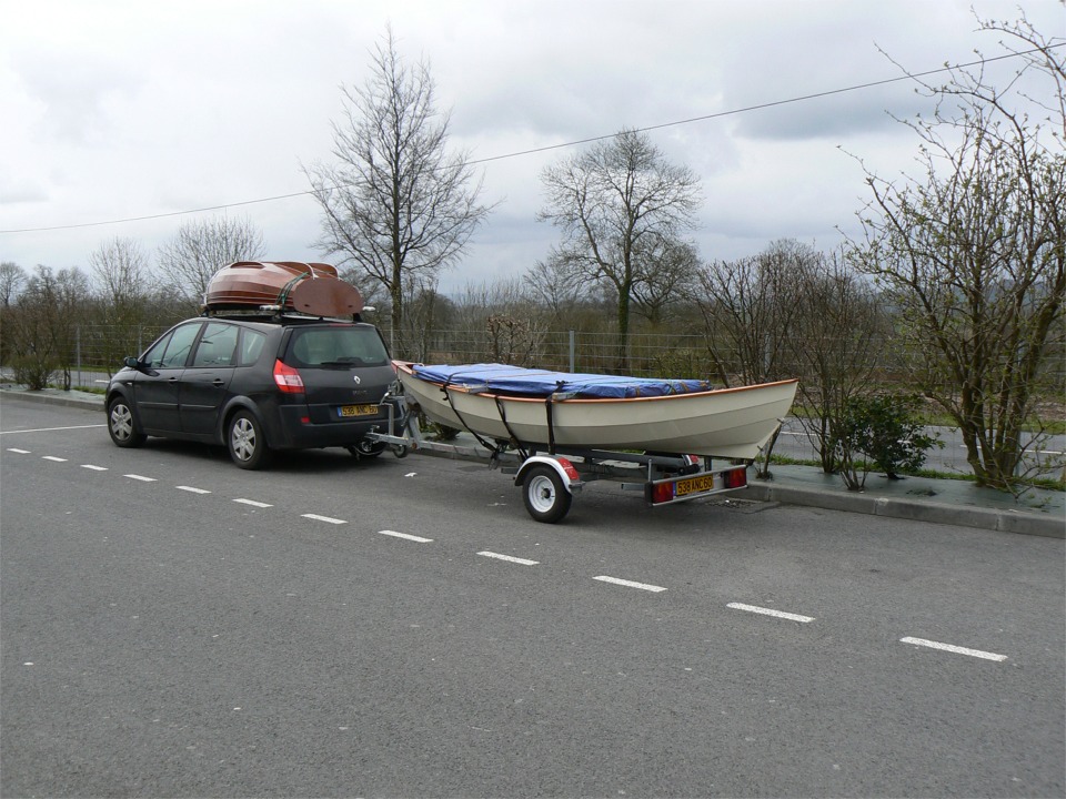 En route vers l'Ouest ! Je quitte l'hiver picard qui s'est invité en ce début de printemps... Sur la remorque, le Skerry, enfin prêt pour son premier contact avec l'eau, et dessus un kit de Yole de Chester à livrer en Côtes d'Armor. Sur la voiture une Arwen, en route pour Paimpol. 