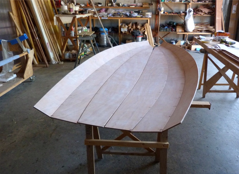 J'ai donc coup&eacute; les sutures de la membrure centrale et l'ai d&eacute;pos&eacute;e afin de pouvoir rapprocher les extr&eacute;mit&eacute;s des bord&eacute;s &agrave; la proue sans trop forcer. 