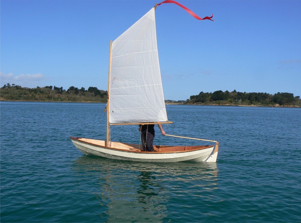 Le printemps est bien au rendez-vous pour cette première navigation sous voile . Malheureusement, la brise laisse à désirer. Je me console en disant que ce n'est peut-être pas si mal pour un premier essai en douceur... 