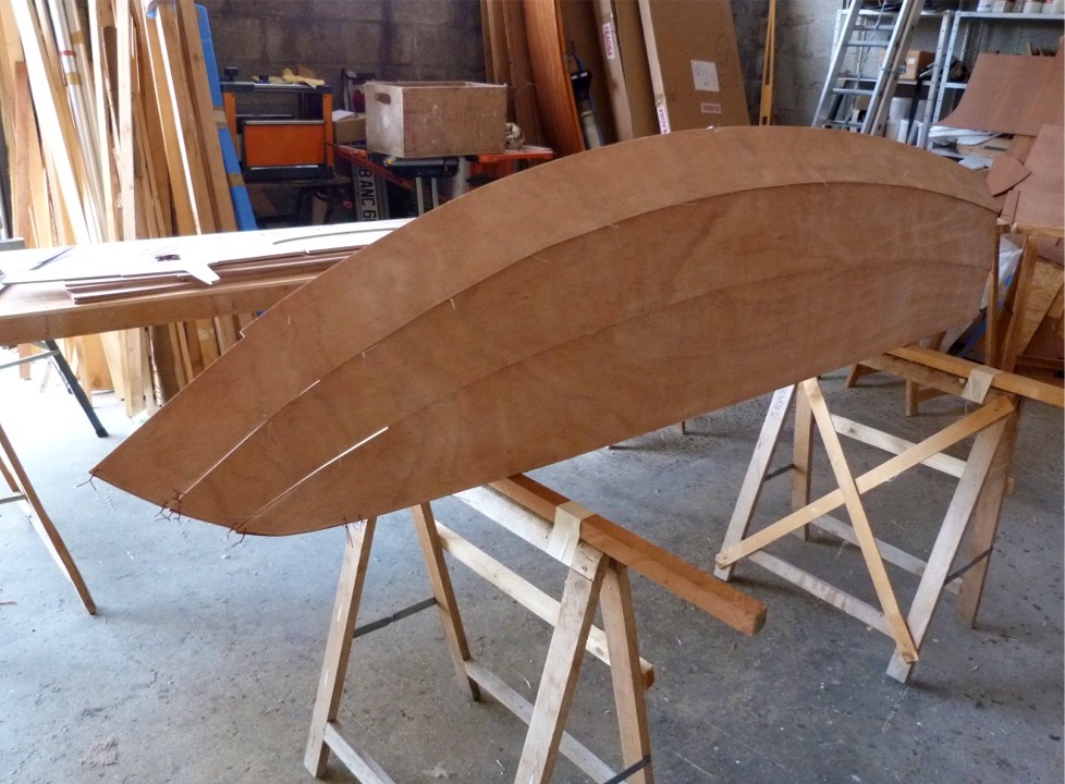 En l'absence de la membrure centrale, la coque se referme suffisamment pour qu'il soit (presque) facile d'amener les bord&eacute;s ensemble. Le seul qui reste un peu d&eacute;licat est le num&eacute;ro 1, car la courbure du brion impose tout de m&ecirc;me une torsion assez forte sur une tr&egrave;s courte longueur. Les "jours" laissent deviner les d&eacute;coupes de l'avant qui remplacent les r&acirc;blures d'&eacute;trave. 