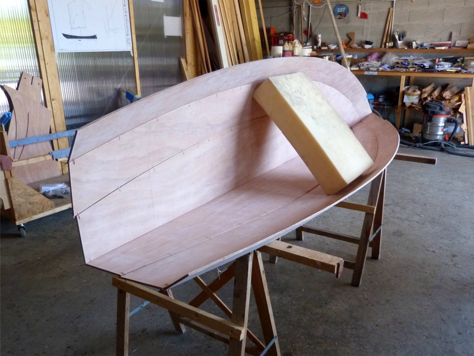 Cette vue de l'int&eacute;rieur de la coque montre le bloc de mousse qui &eacute;vite qu'elle se referme trop et fasse travailler les sutures de la ligne de quille (elles se sont syndiqu&eacute;es pendant que j'&eacute;tais occup&eacute; ailleurs). 