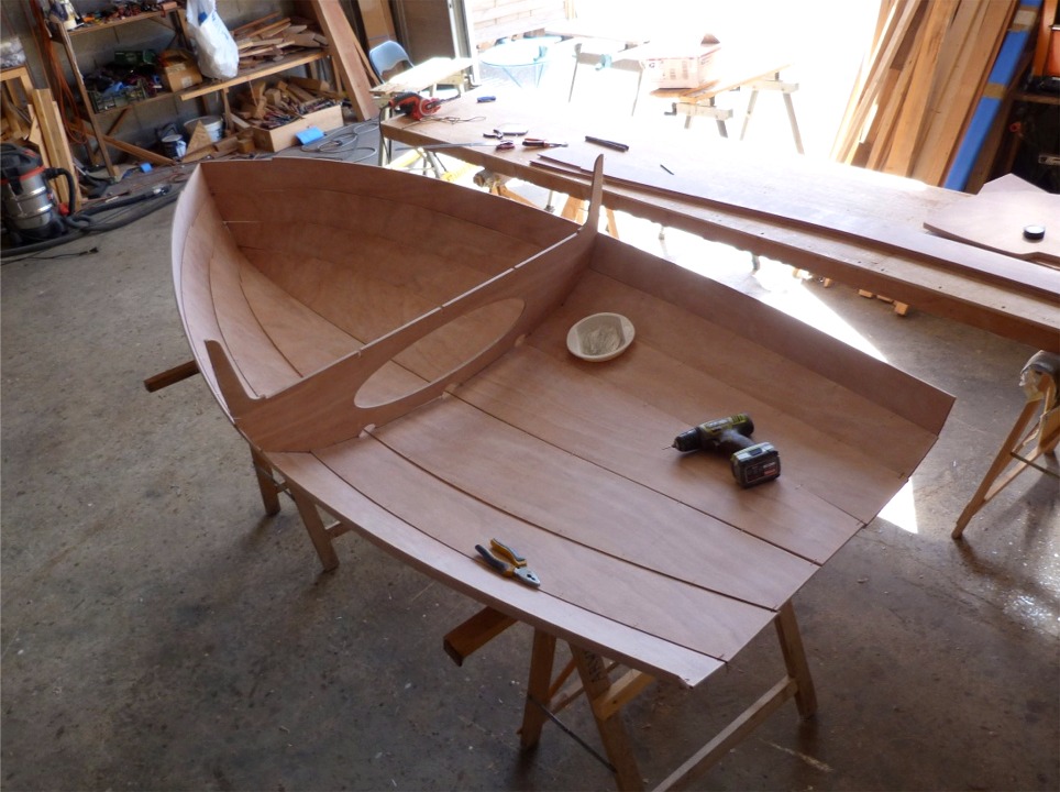 J'ai ensuite r&eacute;install&eacute; la membrure centrale, en un peu plus de temps qu'il en faut pour l'&eacute;crire, car il a fallu forcer assez vigoureusement pour ouvrir suffisamment les bord&eacute;s, et j'ai du remplacer plusieurs sutures de l'&eacute;trave au cours de l'op&eacute;ration.