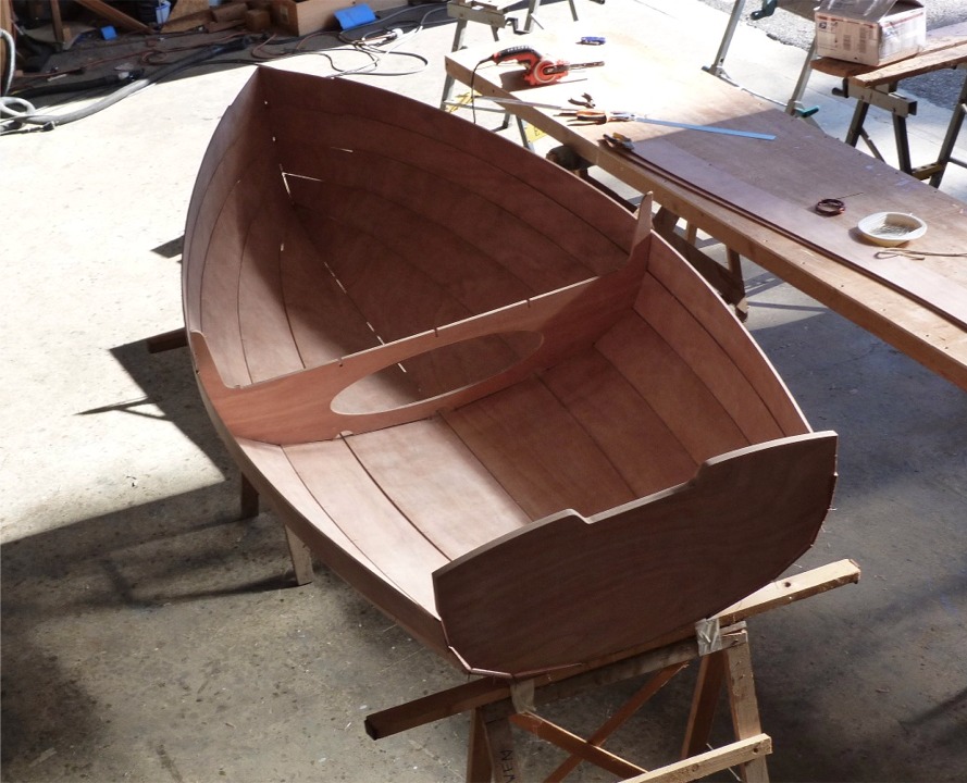 J'ai ajout&eacute; les bord&eacute;s 4 et le temps est venu de coudre le tableau arri&egrave;re. Voila qui est fait, et j'ai ensuite ajout&eacute; les bord&eacute;s 5 : plus que la derni&egrave;re paire de bord&eacute;s et la couture sera finie. Par contre, il y aura un peu de travail pour serrer quelques sutures...