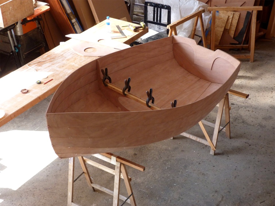 Tous les bord&eacute;s sont en place, et j'ai rigidifi&eacute; la membrure centrale &agrave; l'aide de ce tasseau temporaire. 