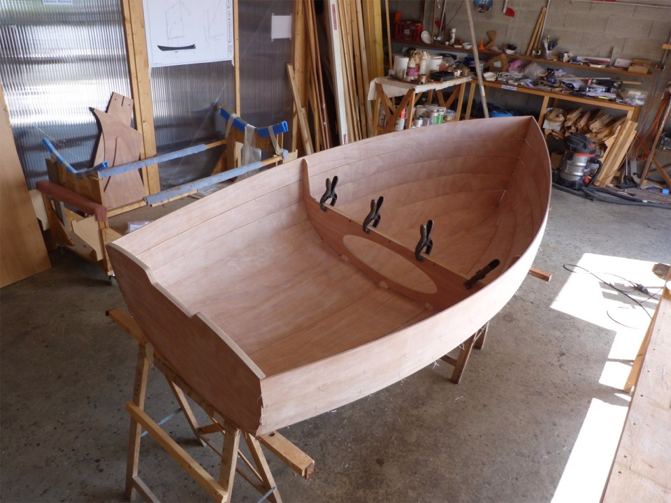 J'ai pass&eacute; un bon petit moment &agrave; n&eacute;gocier pour arranger les extr&eacute;mit&eacute;s arri&egrave;re des bord&eacute;s dans leurs "cr&eacute;naux" sur le tableau, et nous voila pr&ecirc;ts &agrave; envisager le collage... 