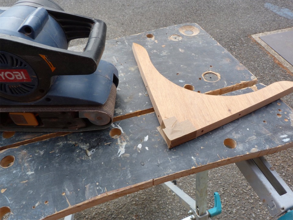 Voici la guirlande, dont j'ai l'&eacute;g&egrave;rement biseaut&eacute; les chants cot&eacute; bord&eacute;, afin de "fermer" les joints, puis je l'ai mont&eacute;e "&agrave; sec", sans colle. Je l'ai ensuite d&eacute;pos&eacute;e pour coller du ruban adh&eacute;sif sous la pointe avant, car elle sera bient&ocirc;t en contact avec le joint-cong&eacute; de l'&eacute;trave, et je veux pouvoir encore la d&eacute;poser afin d'avoir un meilleur acc&egrave;s pour faire les joints et la stratification. En effet, l'&eacute;poxy, charg&eacute;e ou non, n'adh&egrave;re pas (ou tr&egrave;s peu) sur le plastique. 