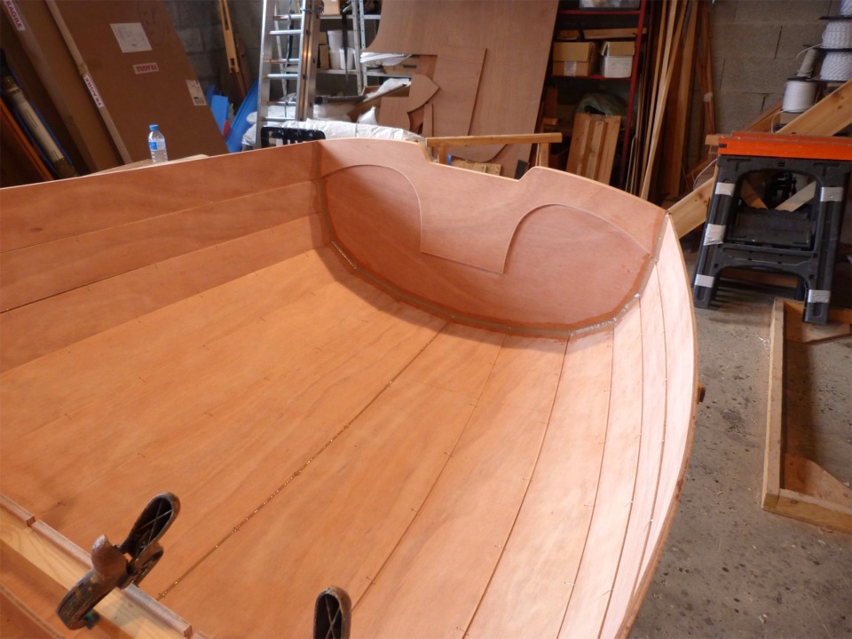 J'ai attaqu&eacute; le collage par l'int&eacute;rieur : j'ai d&eacute;pos&eacute; un fin cordon d'&eacute;poxy charg&eacute;e le long de la ligne de quille, car ce joint est un peu ouvert sur l'int&eacute;rieur, alors qu'il est ferm&eacute; sur l'ext&eacute;rieur du brion au tableau. Je ferai un plus gros joint par-dessus ult&eacute;rieurement. J'ai ensuite fait un bon joint-cong&eacute; tout autour du tableau arri&egrave;re... 