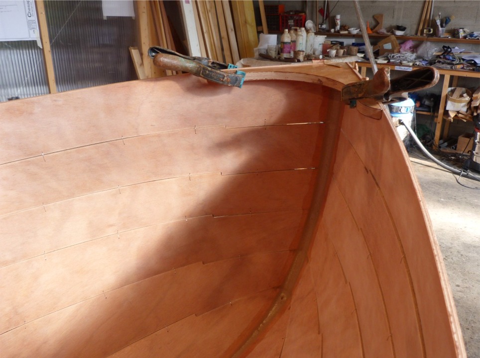 J'ai termin&eacute; le collage int&eacute;rieur par le gros joint-cong&eacute; de l'&eacute;trave, qui descend jusqu'au brion inclus. J'ai remont&eacute; la guirlande apr&egrave;s avoir termin&eacute; ce joint-cong&eacute;. 