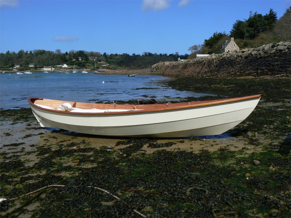 Fin de cette première navigation. Le Skerry s'est tranquillement échoué droit sur sa sole. La cambrure de celle-ci est clairement visible sur cette image : ni le brion ni le skeg ne touchent le sable. 