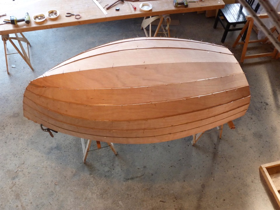 Dans la foul&eacute;e, j'ai retourn&eacute; le Youyou pour la suite de ce premier collage : je d&eacute;pose maintenant un filet d'&eacute;poxy charg&eacute;e dans les joints entre tous les bord&eacute;s, et dans l'&eacute;trave depuis le brion jusqu'en haut de l'&eacute;trave. 