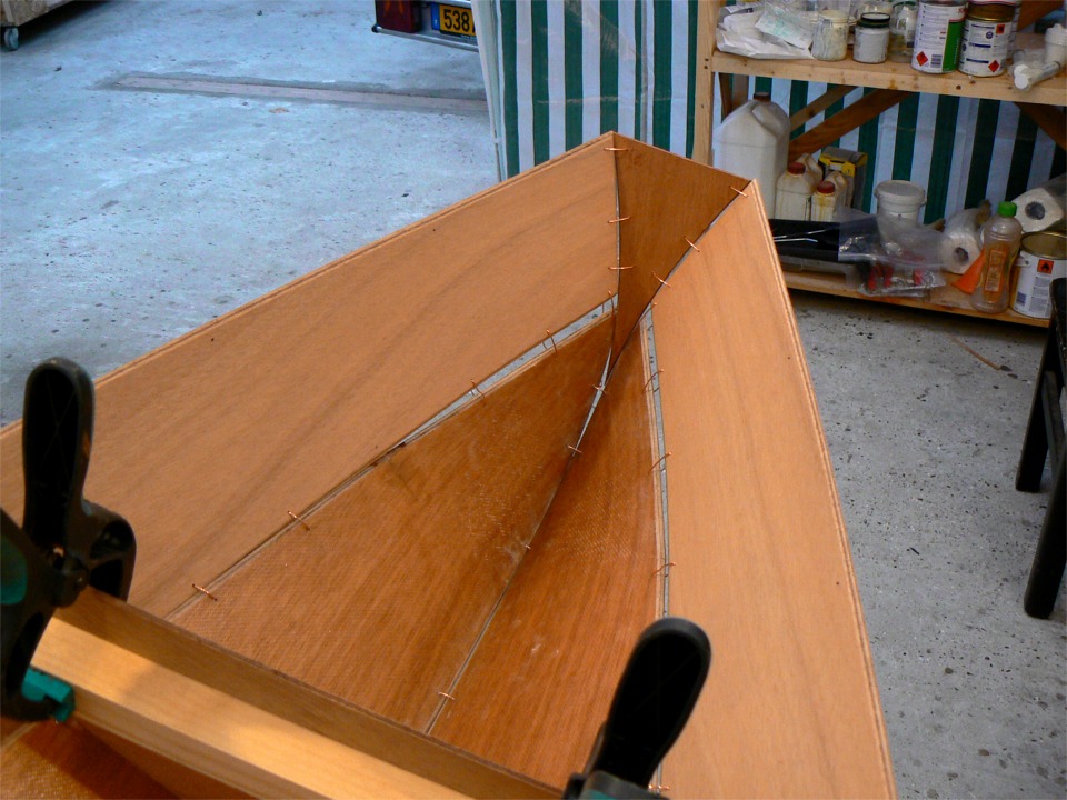 L'arri&egrave;re du Wood Duck vu de l'int&eacute;rieur : il va falloir encore n&eacute;gocier pour rapprocher tout ce monde ! On tend les liens de fil de cuivre un par un en appuyant judicieusement sur les panneaux pour retrendre les liens. On cassera plus d'un de ces liens, &agrave; force de torsion...