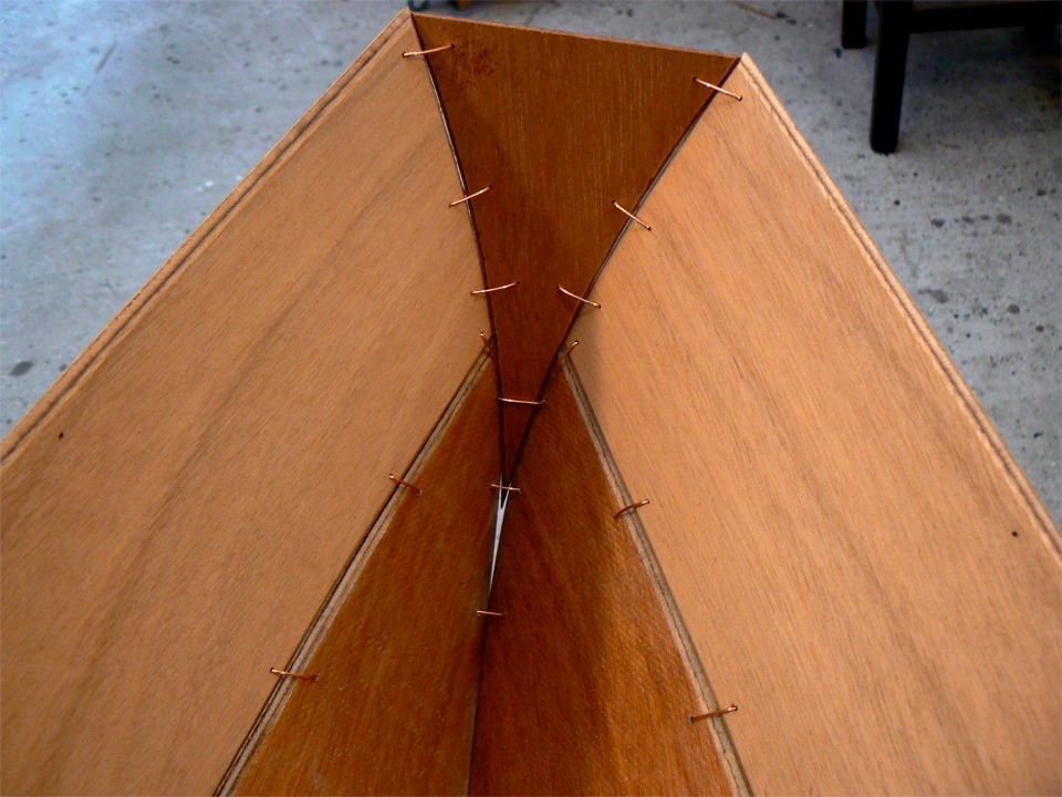 Et hop, tout le monde est en place. Le petit jour sous le tableau sera bouch&eacute; &agrave; l'&eacute;poxy charg&eacute;e au moment du collage. 