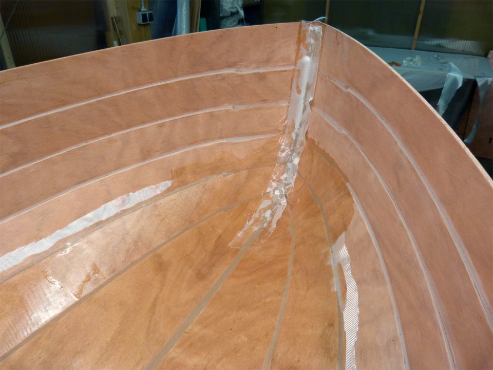 J'ai pass&eacute; un peu d'&eacute;poxy au pinceau dans l'int&eacute;rieur de l'&eacute;trave avant de remettre en place la bande de renfort, et je vais maintenant finir de la saturer de r&eacute;sine. 