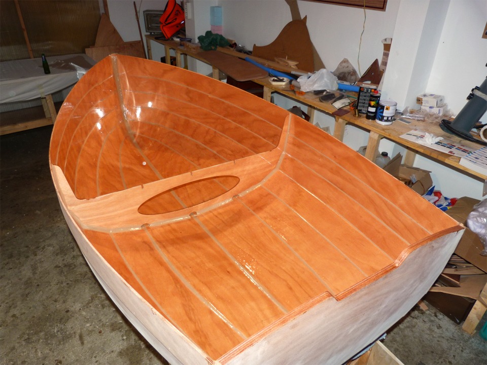 J'ai coup&eacute; l'exc&eacute;dent de tissu de verre non satur&eacute; sur les cot&eacute;s, j'ai laiss&eacute; durcir quelques heures et j'ai ensuite pass&eacute; une couche d'&eacute;poxy au rouleau sur l'ensemble de la surface int&eacute;rieure. 