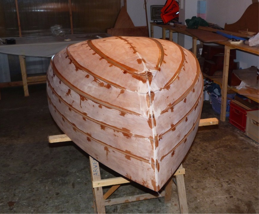 Le lendemain, je retourne le Youyou pour refaire les joints ext&eacute;rieurs et boucher tous les trous des sutures. J'ai fait des joints particuli&egrave;rement larges entre les bord&eacute;s 1 et 2, car ce joint sera recouvert par la stratification ext&eacute;rieure : il faut adoucir le "S" constitu&eacute; par l'ar&ecirc;te du bord&eacute; 2 afin d'&eacute;viter d'avoir la formation de bulles par mauvaise adh&eacute;rence du tissu de verre. 