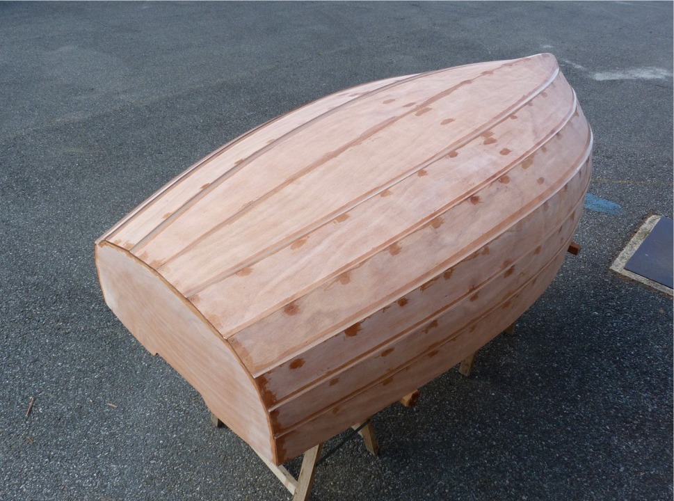 Le lendemain, j'ai sorti le Youyou pour un pon&ccedil;age avant la stratification ext&eacute;rieure. L'&eacute;poxy "fra&icirc;che" fait des taches sombres sur la surface blanchie par le pr&eacute;c&eacute;dent pon&ccedil;age. Cette d&eacute;coloration est caus&eacute;e par le d&eacute;poli qui r&eacute;sulte du pon&ccedil;age et par un reliquat de poussi&egrave;re d'&eacute;poxy qui adh&egrave;re au contreplaqu&eacute; malgr&eacute; un d&eacute;poussi&egrave;rage &agrave; l'aspirateur. 