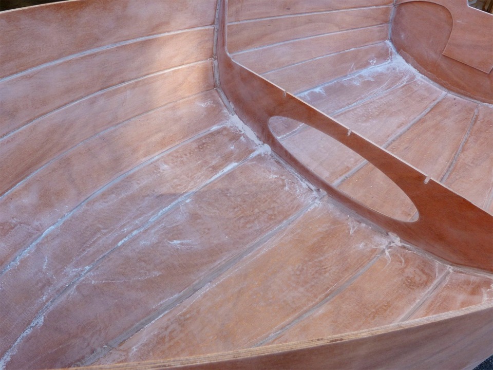 Voila qui est fait. J'ai utilis&eacute; une ponceuse orbitale, une petite ponceuse triangulaire et une cale &agrave; poncer pour finir. La seconde couche d'&eacute;poxy a rempli la trame du tissu de verre et il est d&eacute;ja pratiquement indiscernable. 