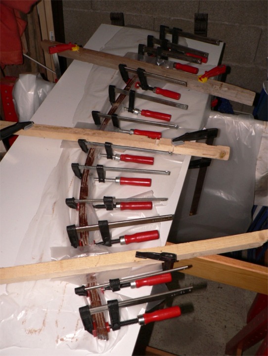 Richard réalise une fausse étrave en lamellé-collé, une addition non standard au kit du Skerry, dont l'objet est essentiellement esthétique, mais qui renforce opportunément l'avant du Skerry.. 