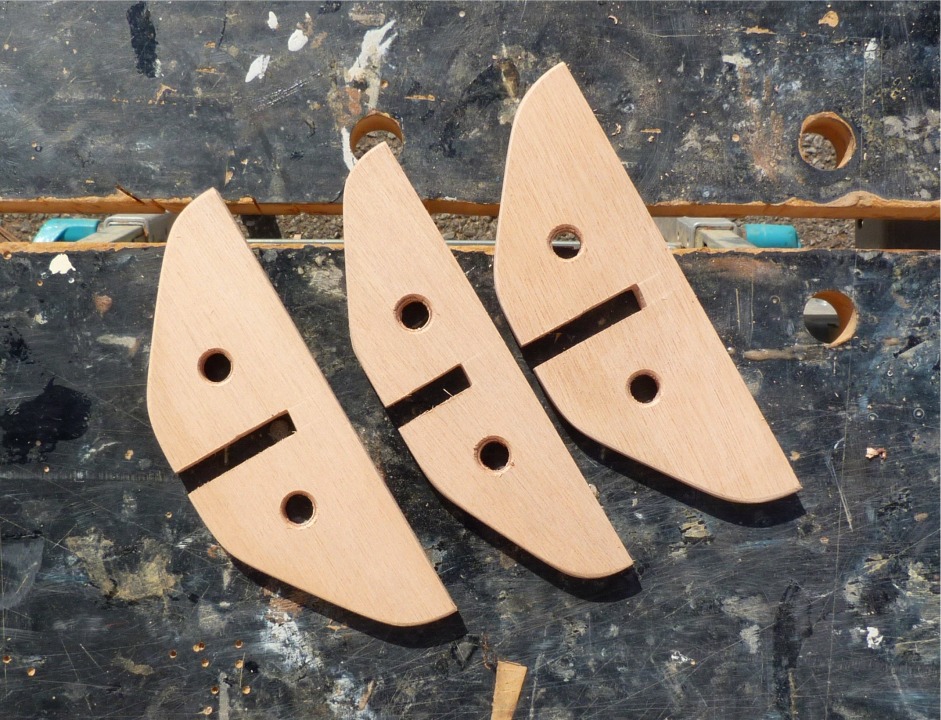 Voici les pi&egrave;ces pr&ecirc;tes &agrave; l'emploi. J'ai aussi perc&eacute; ces trois de 10 mm pour passer une garcette qui servira par exemple &agrave; assurer une &eacute;cope ou toute autre chose qui devra &ecirc;tre amarr&eacute;e au Youyou. 