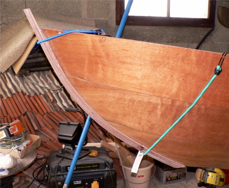 Et la colle par-dessus l'étrave "standard" de son Skerry. Notez le système sophistiqué de mise en pression du collage... 