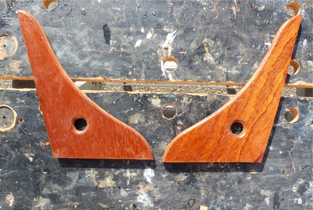 J'ai pass&eacute; une couche d'impr&eacute;gnation &eacute;poxy sur les courbes de tableau arri&egrave;re apr&egrave;s avoir arrondi les ar&ecirc;tes du bord qui restera expos&eacute; et perc&eacute; ces trous de 18 mm, qui pourront &eacute;ventuellement servir &agrave; l'amarrage. 