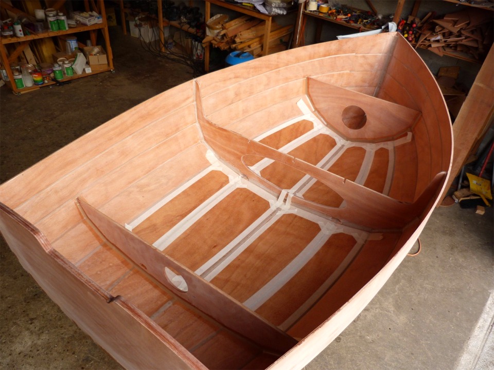 J'ai masqu&eacute; pour d&eacute;limiter les zones d'antid&eacute;rapant, j'ai pass&eacute; une couche d'&eacute;poxy et j'ai saupoudr&eacute; dessus des microbilles de verre qui se sont ainsi coll&eacute;es sur l'&eacute;poxy fra&icirc;che et font un antid&eacute;rapant au mordant vigoureux. Tellement vigoureux que je repasserai une couche d'&eacute;poxy par-dessus afin de le temp&eacute;rer (et aussi de finir de fixer les microbilles). 