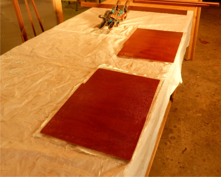 Ce Youyou sera &eacute;quip&eacute; pour la voile, mais ce n'est pas pr&eacute;vu dans le kit : j'ai r&eacute;alis&eacute; un gabarit en relevant les cotes sur le bateau, puis j'ai d&eacute;coup&eacute; les "joues" du puits de d&eacute;rive, et je viens de les stratifier sur ce qui sera leur face int&eacute;rieure, afin de les prot&eacute;ger durablement.