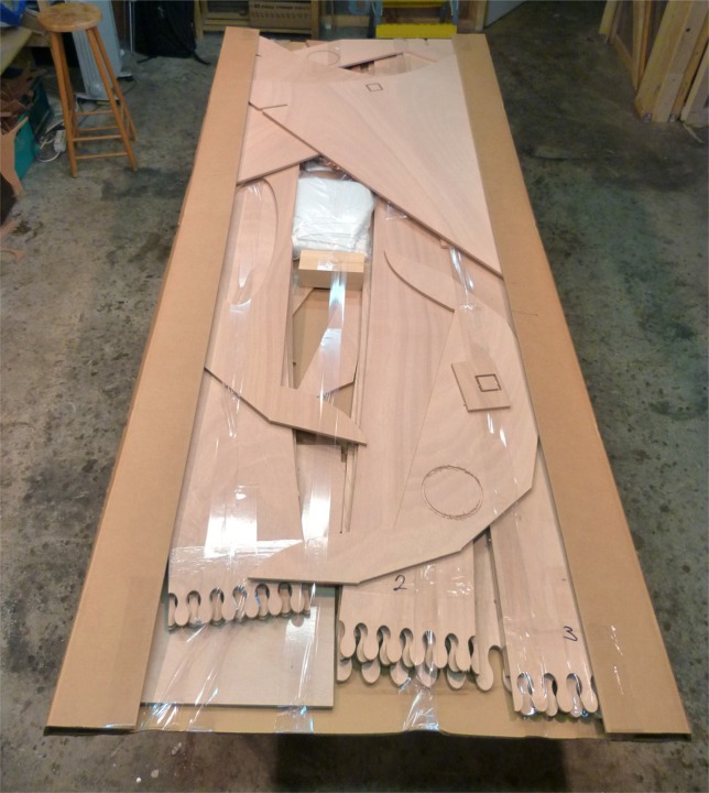 En parall&egrave;le de la fin de la construction du Youyou, j'ouvre un kit de Skerry que je vais construire tr&egrave;s prochainement. On voit au premier plan les joints-puzzle qui remplacent dor&eacute;navant les scarfs sur ce kit. Ce type de joint est pr&eacute;f&eacute;r&eacute; au scarf par les clients car il est plus facile &agrave; coller : il suffit d'emboiter les "doigts" des deux demi-bord&eacute;s apr&egrave;s avoir enduit les chants d'&eacute;poxy. La seule pr&eacute;caution &agrave; prendre est de v&eacute;rifier que les "doigts" soient bien de niveau lors du collage.