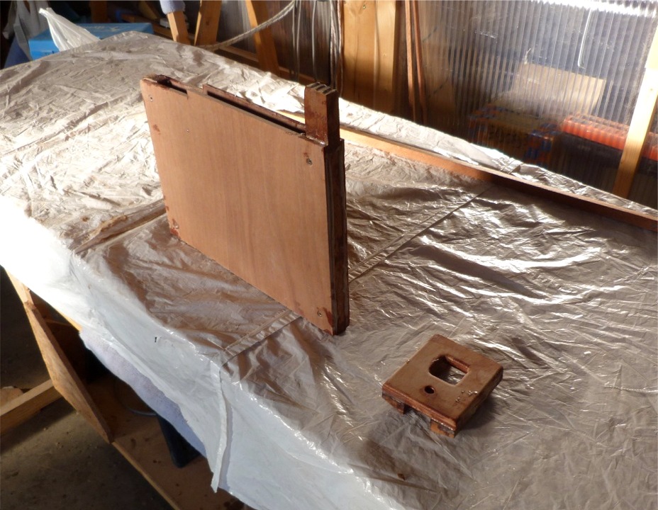 Les deux "joues" du puits de d&eacute;rive sont viss&eacute;es-coll&eacute;es sur les deux "jambes", stratification vers l'int&eacute;rieur. Au premier plan &agrave; droite, c'est le pied de m&acirc;t que j'ai coll&eacute; la veille et qui doit encore &ecirc;tre "fini". 